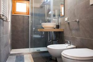 A bathroom at Le Scalette Még 9 kép