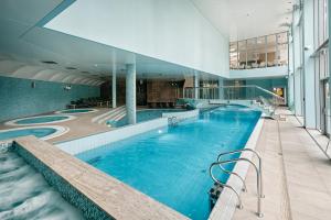 una grande piscina in un edificio di Leśny Apartament Nad Zalewem a Kielce