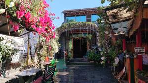 uma entrada para um edifício com flores sobre ele em Wutai Dream-house em Wutai