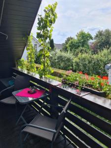 a balcony with a table and chairs and flowers at Ferienwohnung Fiehn in Schwedt