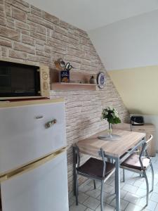 cocina con mesa de madera y nevera en Ferienwohnung Fiehn, en Schwedt