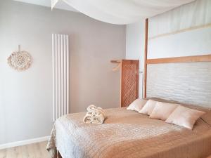 een slaapkamer met een bed met een houten hoofdeinde bij Good Morning Sunshine - Nautica Resort Apartment in Giżycko