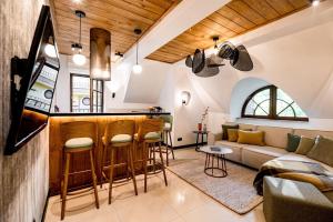 - un salon avec un bar et un canapé dans l'établissement Apartament Wenecja, à Zakopane