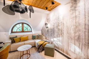 - un salon avec un canapé et une fenêtre dans l'établissement Apartament Wenecja, à Zakopane