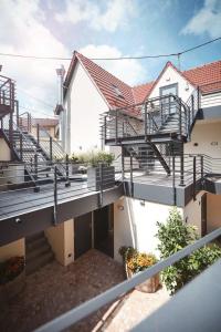 Un balcón de una casa con escaleras. en Hotel Landlust St. Martin, en Sankt Martin