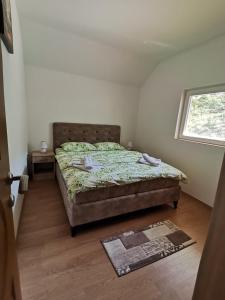 Un pat sau paturi într-o cameră la Apartment Osmajic