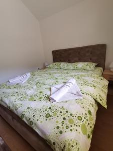 Ένα ή περισσότερα κρεβάτια σε δωμάτιο στο Apartment Osmajic