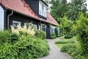 a house with a pathway leading into a garden at Landhaus einer Malerin in Poseritz