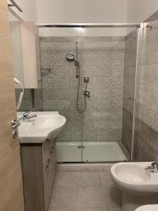 La salle de bains est pourvue d'une douche, d'un lavabo et de toilettes. dans l'établissement Le Stanze della Braceria Calabrese, à Scilla