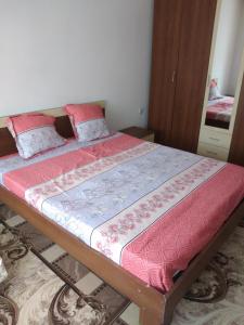 A bed or beds in a room at Апартамент Алекс Még 14 kép