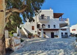 ガリッサスにあるDendrinos Houseの前に木がある大きな白い家
