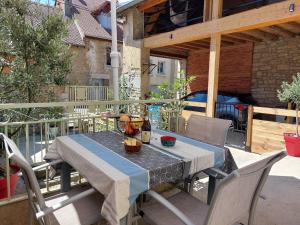 L'INATTENDU Vue imprenable,clim,parking avec borne de recharge, ménage inclus的阳台或露台