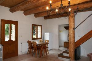 a dining room with a table and a chandelier at Rustikale und grosszügige Ferienwohnung in Kašperské Hory