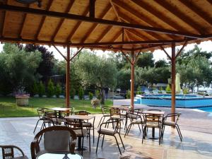 Bazén v ubytování Bungalows Camping Kouyoni nebo v jeho okolí