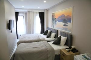 מיטה או מיטות בחדר ב-ATİK HOTEL