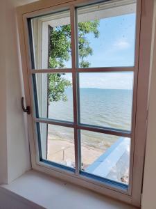una ventana con vistas al océano en BoHouse apartment No1 en Preila