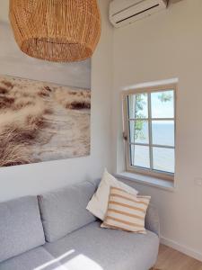 - un salon avec un canapé et une fenêtre dans l'établissement BoHouse apartment No1, à Preila