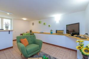 Televízia a/alebo spoločenská miestnosť v ubytovaní Studio Apartment Paljar