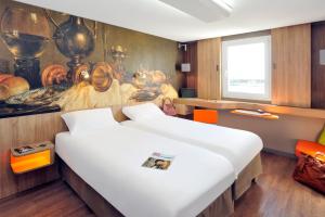 Postel nebo postele na pokoji v ubytování Ibis Styles Lille Marcq En Baroeul