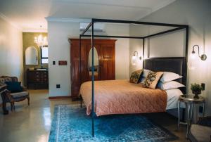 The Bohemian Guesthouse客房内的一张或多张床位