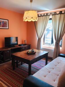 uma sala de estar com um sofá e uma mesa de centro em Kutsinska House em Progled