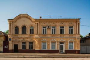 um edifício de tijolo velho com muitas janelas em CAPSULE HOTEL & HOSTEL em Kharkov