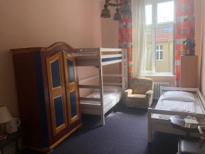Postel nebo postele na pokoji v ubytování Hotel-Pension Rheingold am Kurfürstendamm