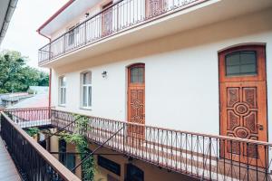 烏日霍羅德的住宿－Wonderful flat on city center (10)，一个带木门的房屋阳台