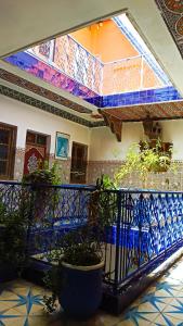 um quarto com uma varanda com plantas em Hotel Medina em Marrakech