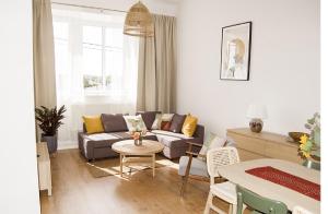 salon z kanapą i stołem w obiekcie Apartament na Jeziornej w Kartuzach