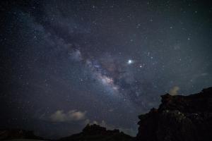 Una noche estrellada con la Vía Láctea en el cielo en Kiln B&B, en Fuli