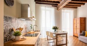 eine Küche und ein Wohnzimmer mit einem Tisch und Stühlen in der Unterkunft Charming JOIVY Flat Next to Duomo di Como in Como