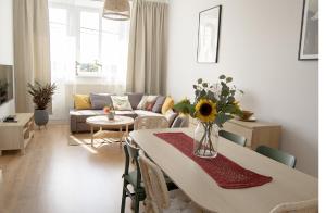 sala de estar con mesa y sofá en Apartament na Jeziornej, en Kartuzy