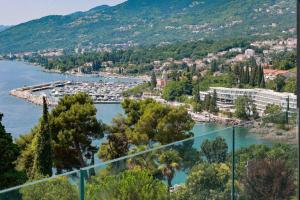 vista para um rio e uma cidade em Marena - Trees to Seas Luxury Escape em Opatija