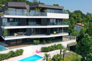 uma vista aérea de uma casa com piscina em Marena - Trees to Seas Luxury Escape em Opatija