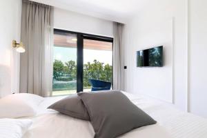 sypialnia z łóżkiem i dużym oknem w obiekcie Marena - Trees to Seas Luxury Escape w mieście Opatija +22 zdjęcia