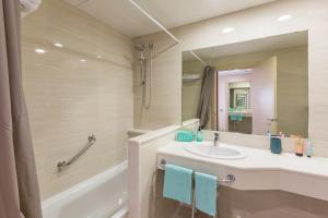 Un baño de Hotel Bahía Calpe by Pierre & Vacances
