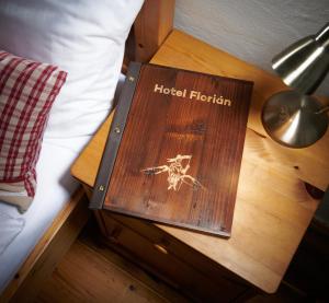 Voodi või voodid majutusasutuse Wellness Hotel Florián České Žleby toas