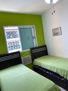 Voodi või voodid majutusasutuse Apto Varanda Gourmet frente ao mar com Wi-Fi toas