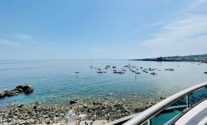 een grote hoeveelheid water met boten erin bij Grand Hotel Faraglioni in Acitrezza