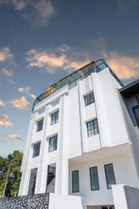 biały budynek z niebem w tle w obiekcie Kala Hotel Semarang w mieście Jomblang