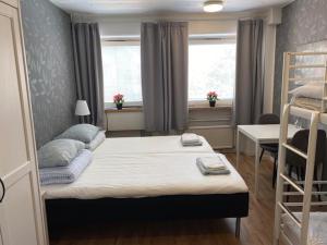 赫爾辛堡的住宿－Helsingborgs Vandrarhem, Helsingborg Hostel，一间卧室设有两张双层床和一扇窗户。