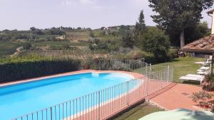 uma piscina com uma cerca à volta em AGRITURISMO IL PINO - APPARTAMENTO QUERCE em Gambassi Terme