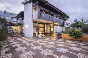 una casa con un gran patio frente a ella en Charming Villa, spacious, beautiful views!, en Funchal