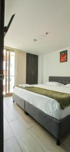 - une chambre avec un grand lit dans l'établissement HOTEL LA VIEJA SARA RIOHACHA, à Ríohacha