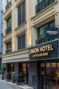 Union Hotel Port في إسطنبول: مبنى فيه قهوة يونيون هوتيل وأكثر