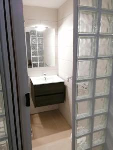 コラレホにあるApartamentos lidiaのバスルーム(洗面台、鏡付)