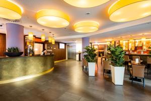Un restaurante o sitio para comer en Stadthotel am Römerturm