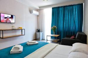 een hotelkamer met een bed met twee handdoeken erop bij Tskaltubo Epic Hotel & Spa in Tskaltubo