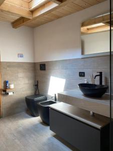 ein Badezimmer mit zwei Waschbecken und zwei Toiletten in der Unterkunft DOSSENA Splendido Chalet di Montagna immerso nella natura in Madonna della Costa + 21 Fotos